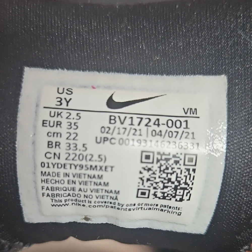 Nike stylish black